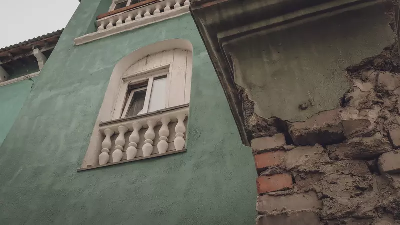 Металлический лист свисает с крыши детсада и дома в Петрозаводске