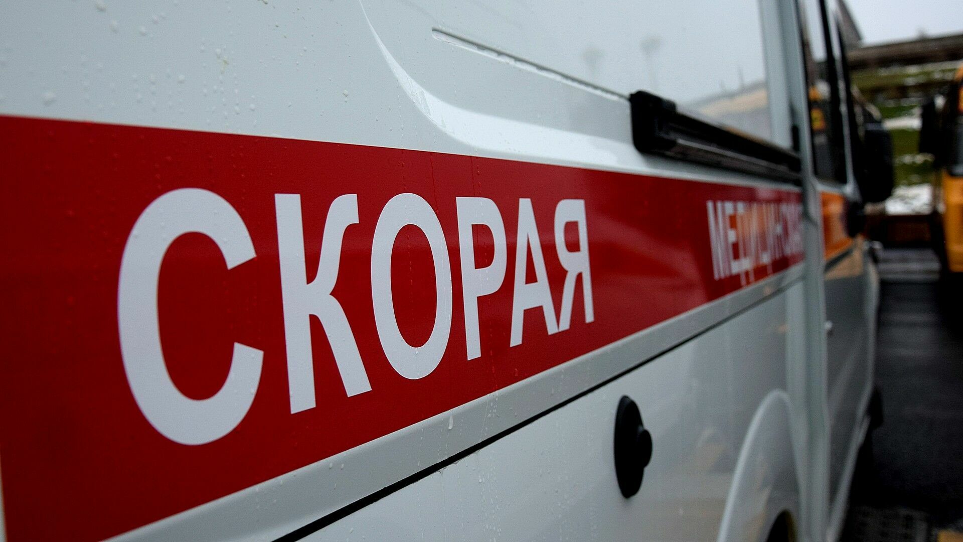 Молодой водитель иномарки врезался в фонарный столб в Петрозаводске