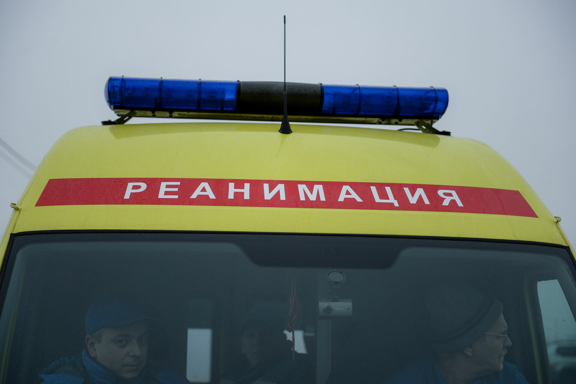 В Петрозаводске мужчина упал из окна пятого этажа на машину