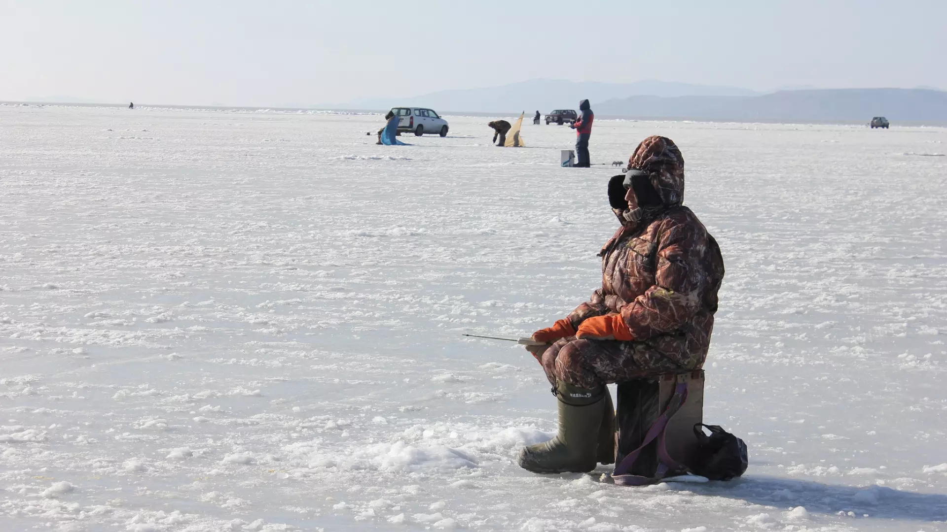 Четыре рыбака на снегоходах провалились под лед в Карелии