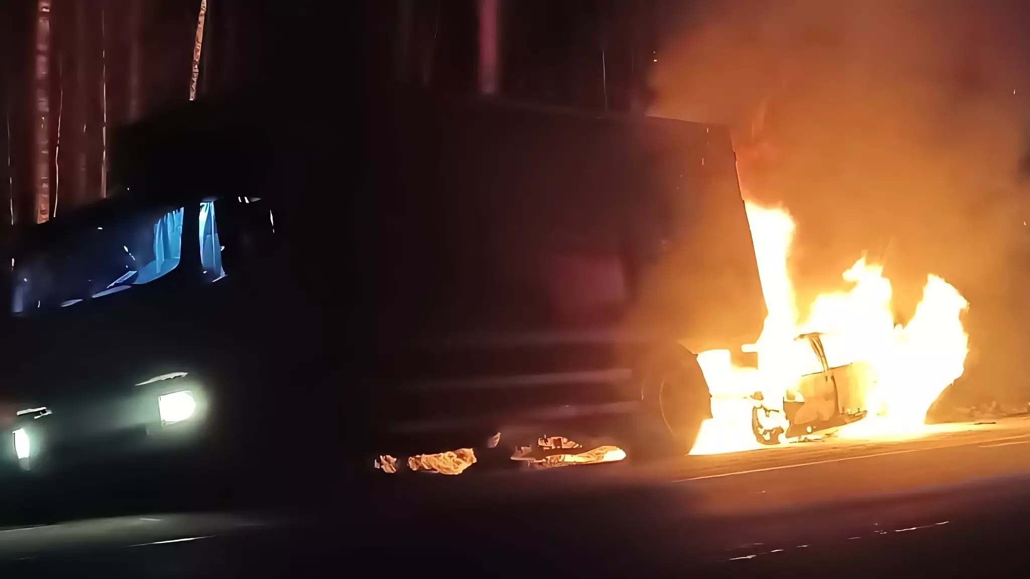 Легковушка врезалась в грузовик и загорелась на трассе в Карелии