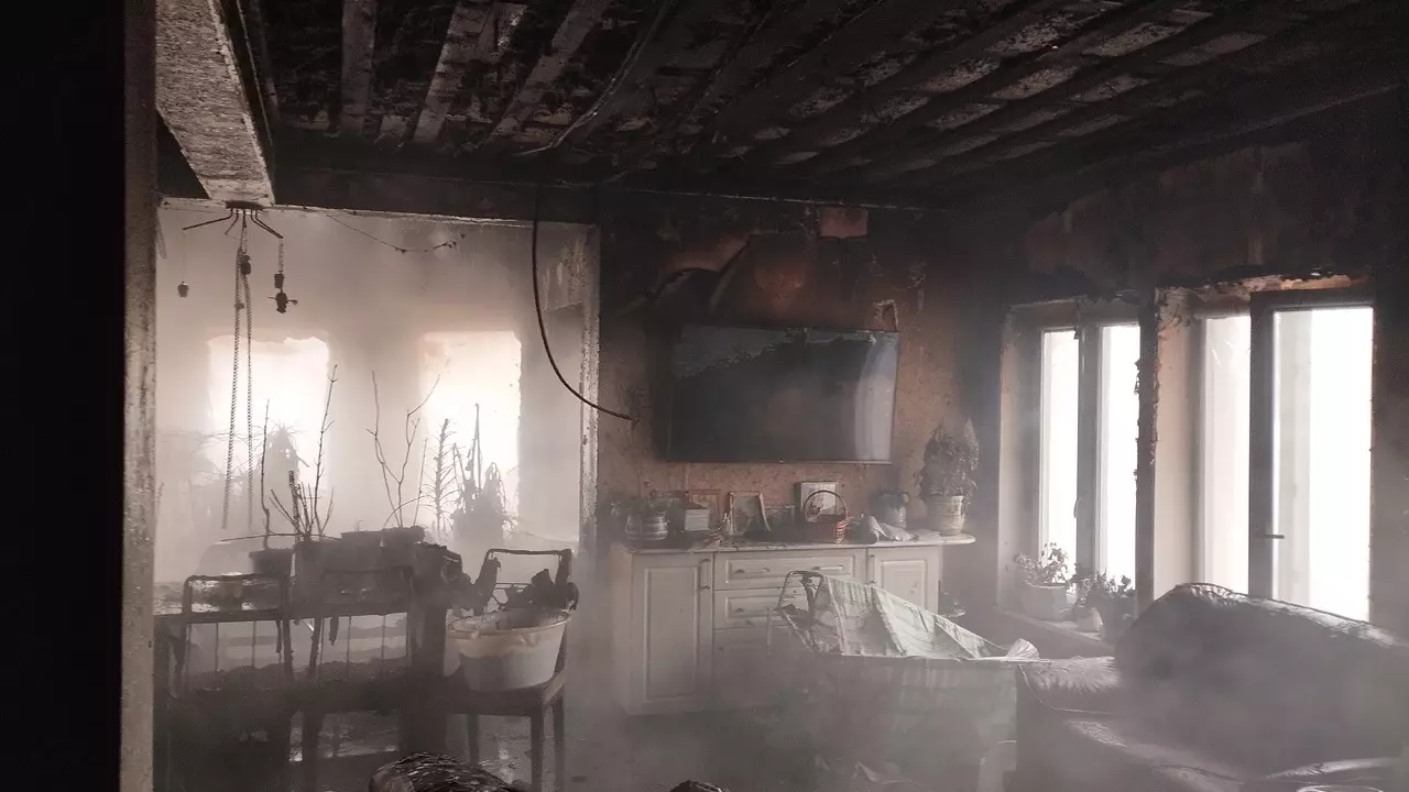 В Карелии тушили пожар в жилом доме