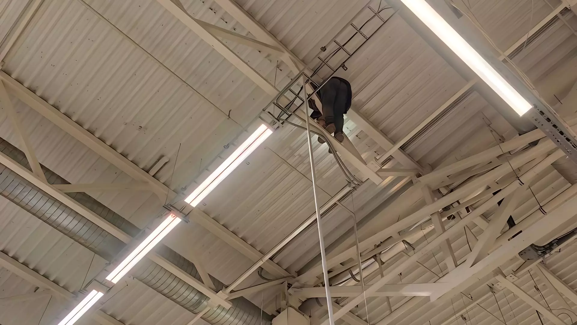 Пьяный мужчина залез на потолок в гипермаркете в Петрозаводске