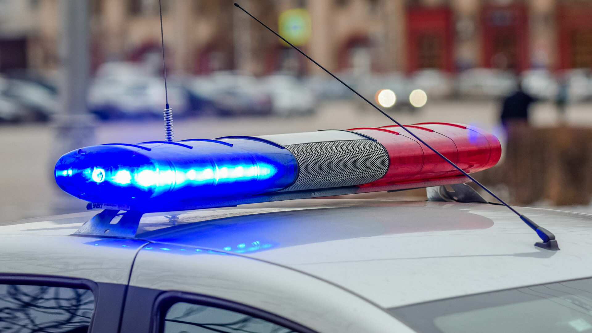 Полицейский автомобиль снес опору ЛЭП в одном из городов Карелии