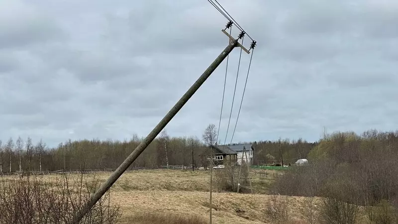 Столб повис на проводах под Петрозаводском