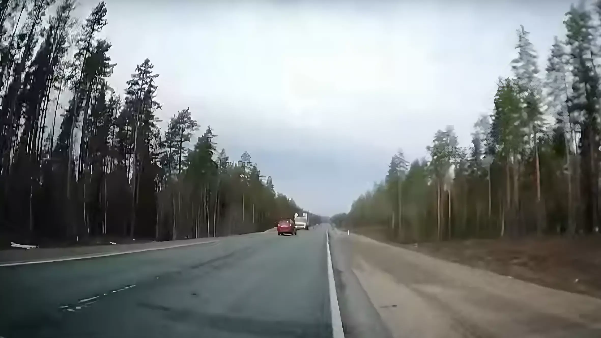 Водитель уснул за рулем и едва не влетел под грузовик на трассе в Карелии