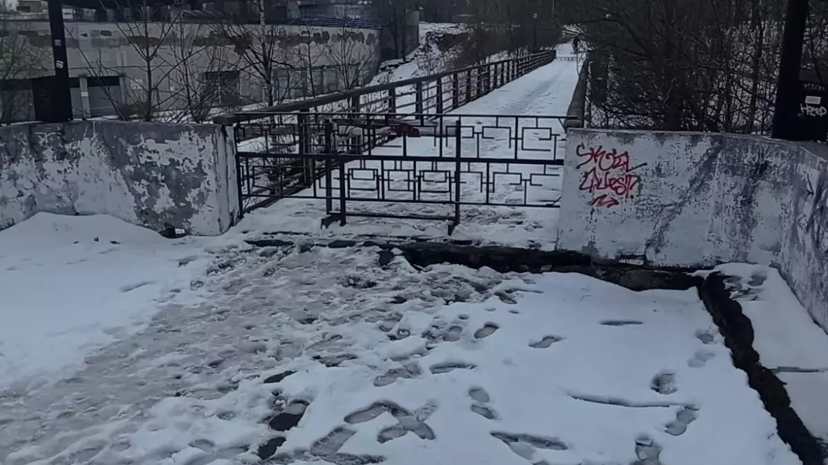 В Петрозаводске закрыли проход по Конюшенному мосту