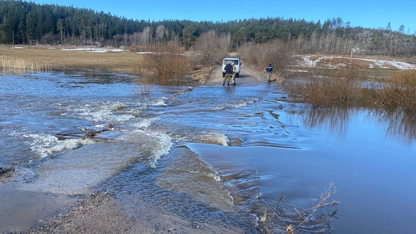 Река затопила водозаборную станцию в районе Карелии