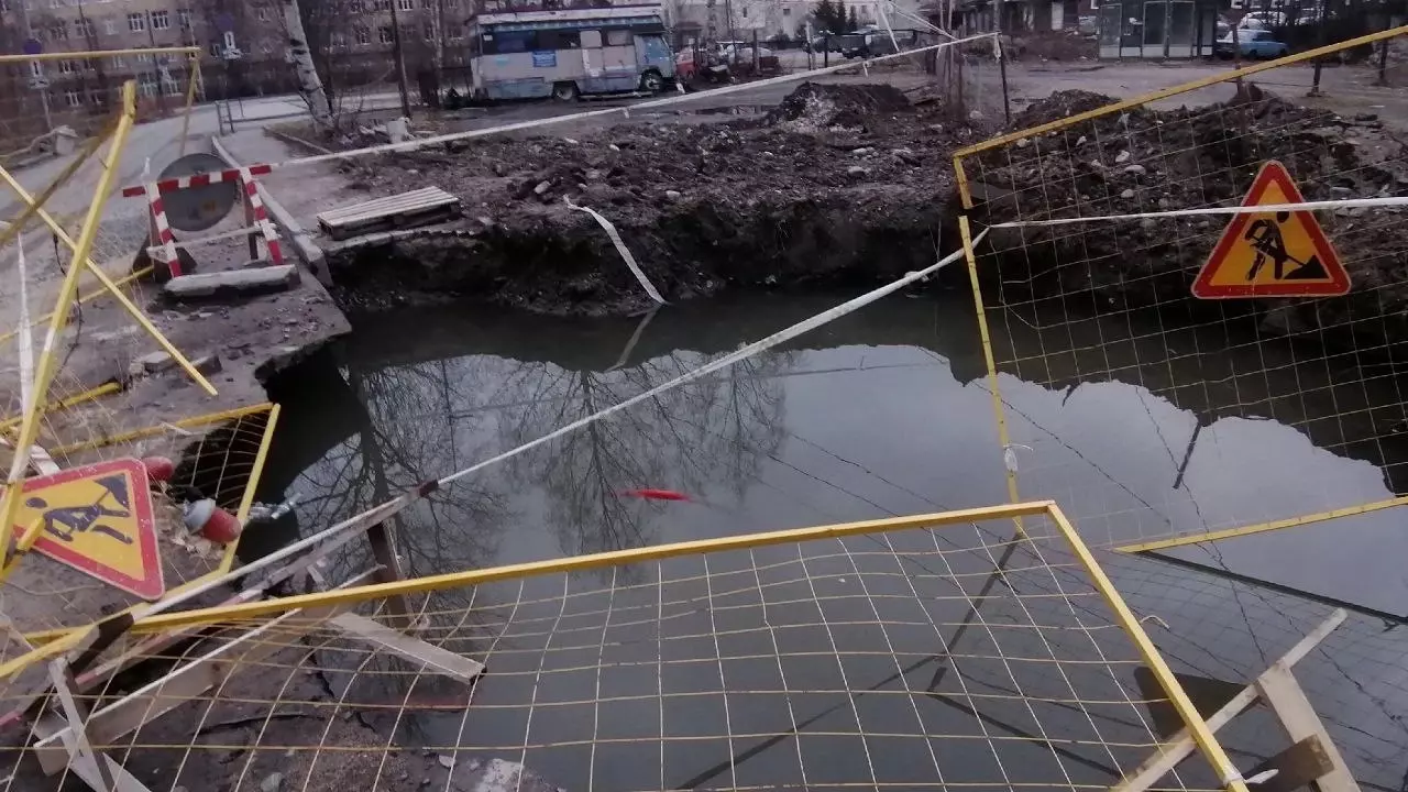 Часть дороги и тротуар обрушились под землю в Петрозаводск