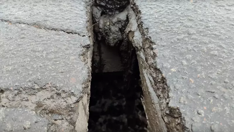 «До первого происшествия»: сквозная дыра появилась на мосту в центре Петрозаводска
