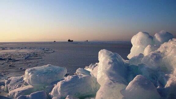 Льдины вместе с рыбаками уносит на озерах в Карелии