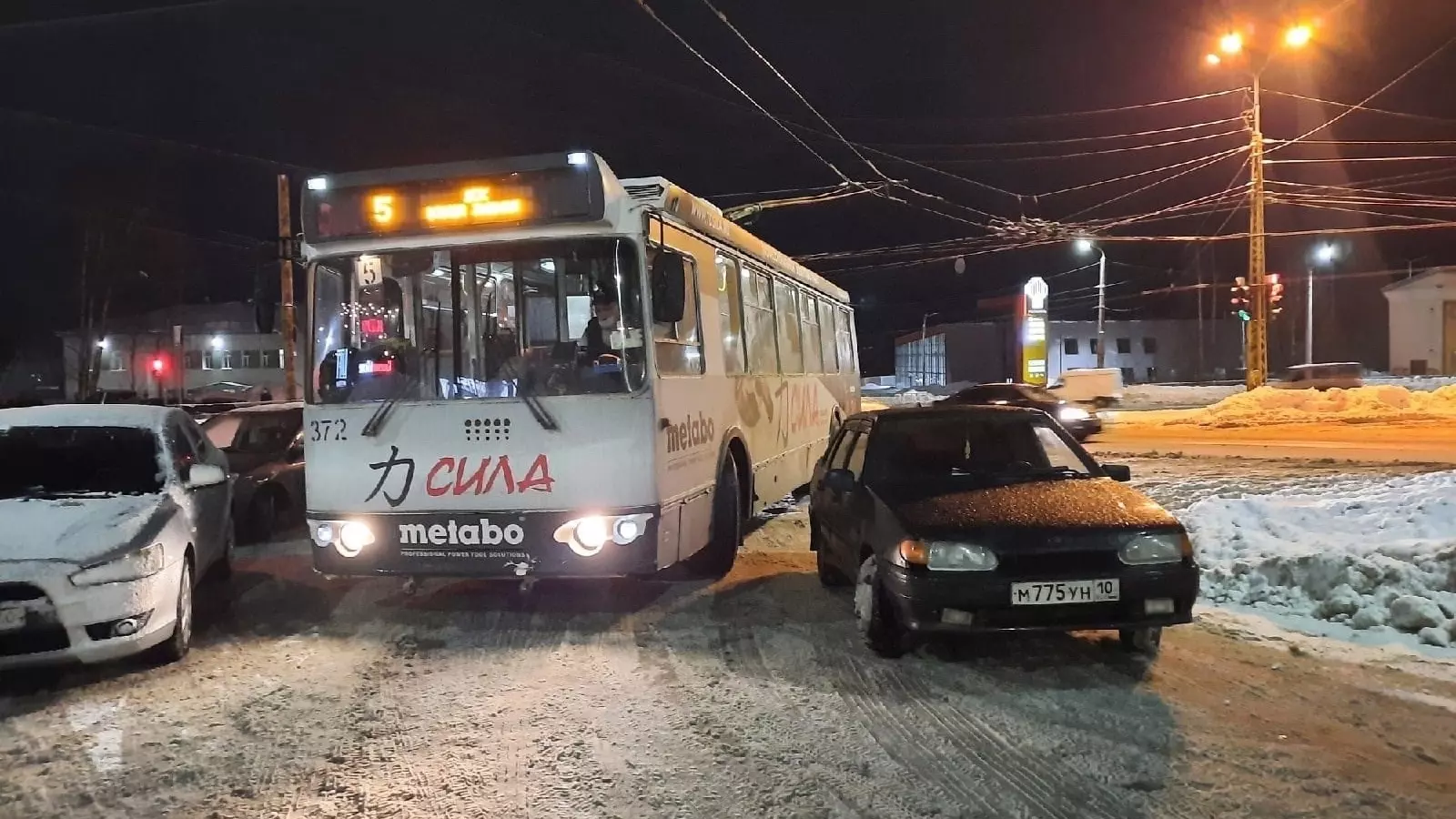 Припаркованные машины мешают троллейбусам в Петрозаводске