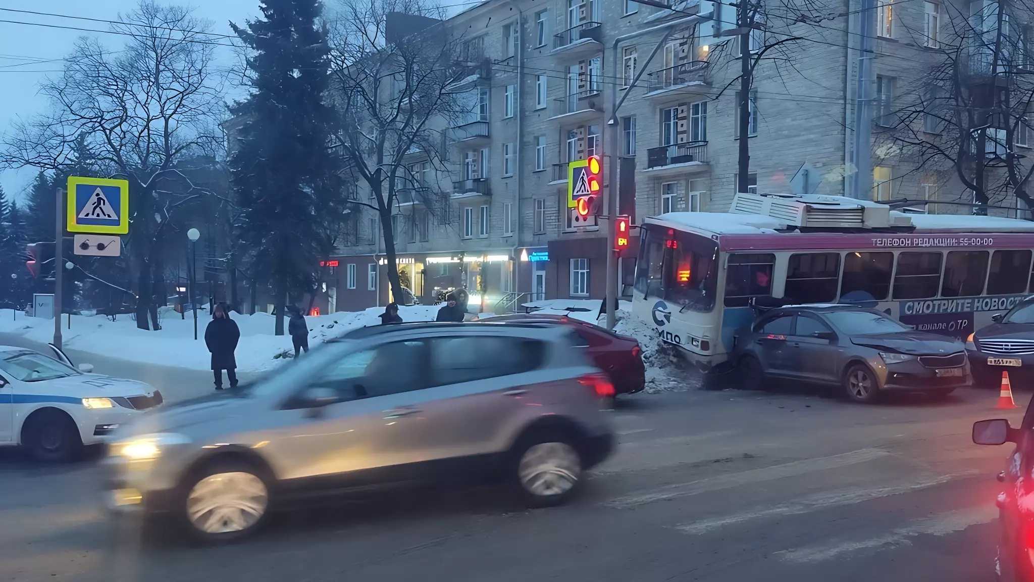 Появилось видео с места ДТП в Петрозаводске, где троллейбус снес несколько авто