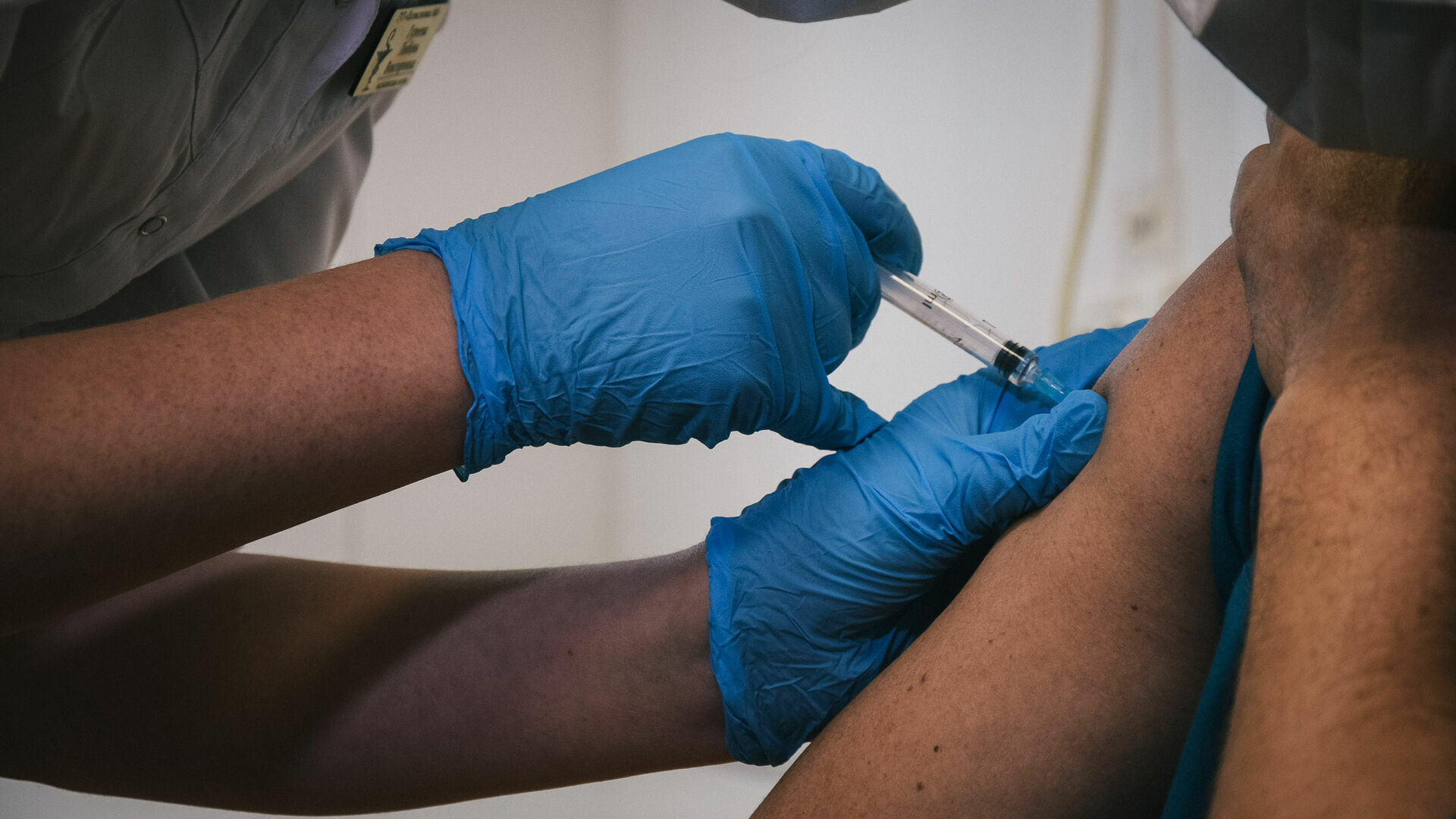 Вирусолог выступил за принудительную вакцинацию от коронавируса