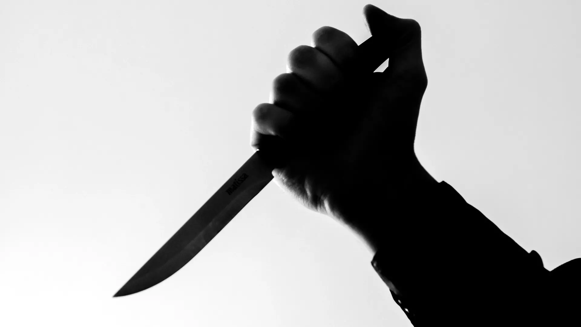 Мужчина в респираторе с ножом пытался ограбить магазин в поселке Карелии