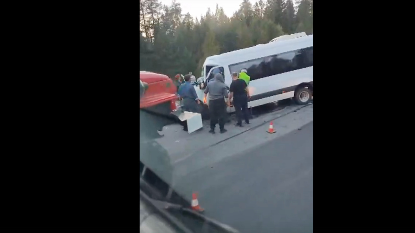 «Разбирал стекла и вытаскивал»: очевидцы рассказали о ДТП с автобусом в Карелии