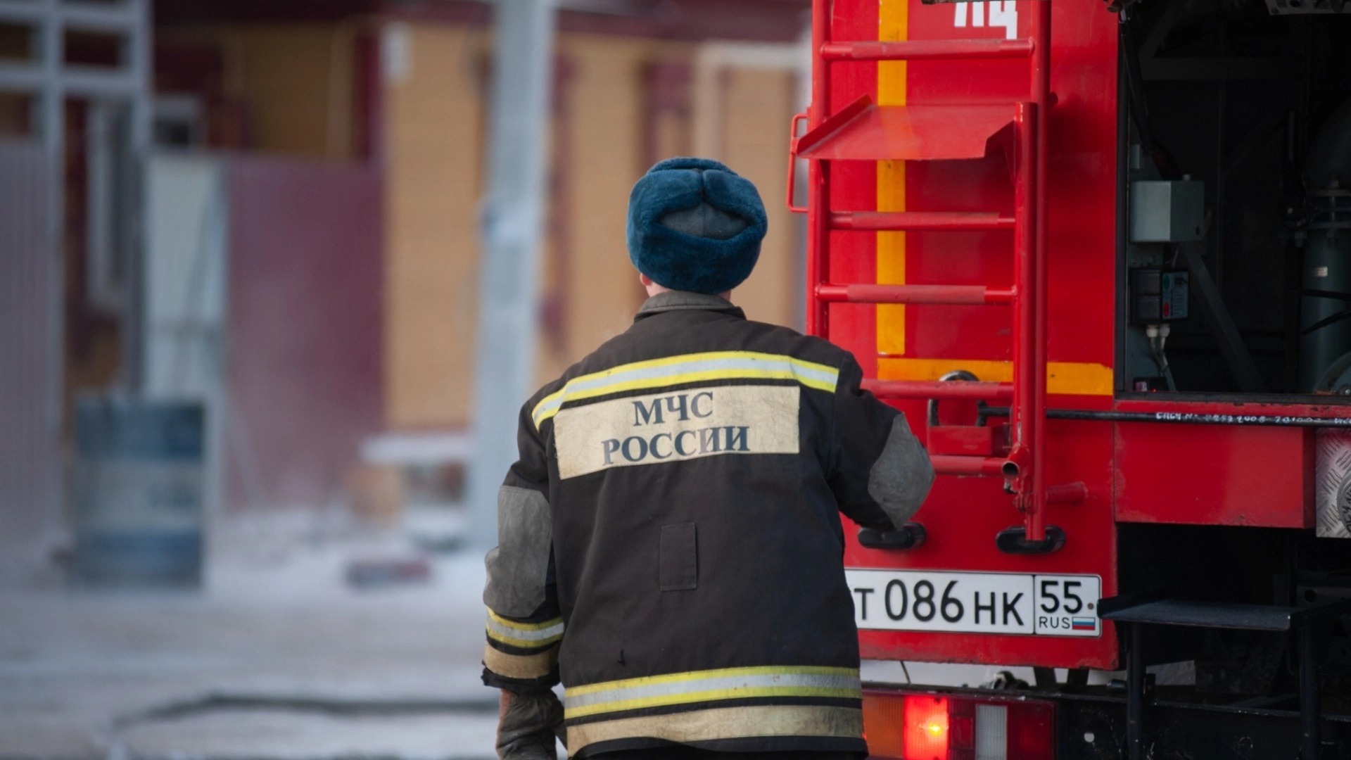 Легковушка сгорела посреди улицы в Карелии