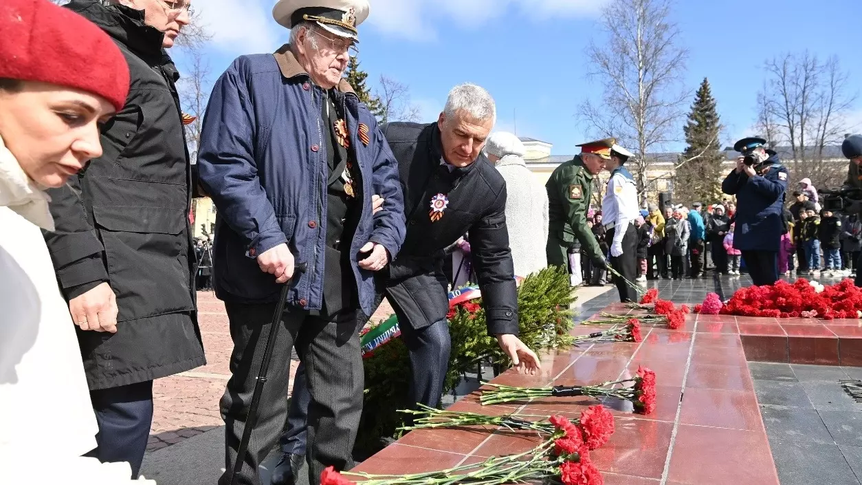 Глава Республики Карелия возложил цветы к подножию памятника «Вечный огонь»