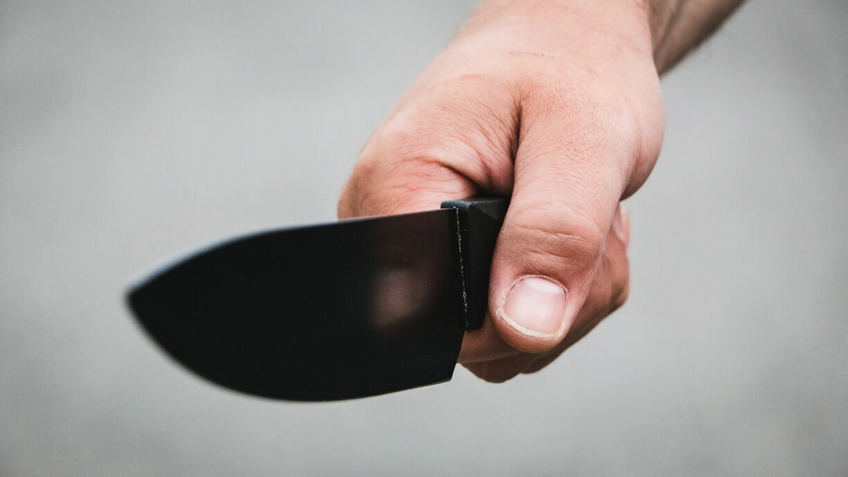 В Карелии мужчина угрожал полицейским ножом