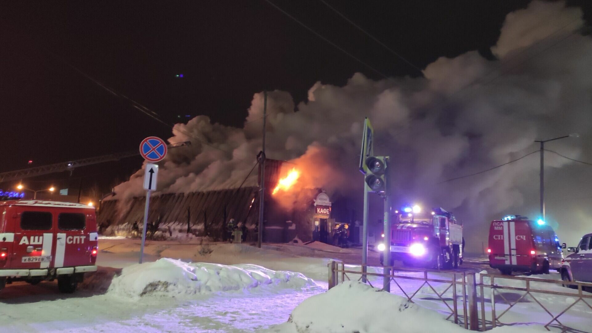 В горящем баре в Петрозаводске обнаружили газовые баллоны: есть угроза взрыва