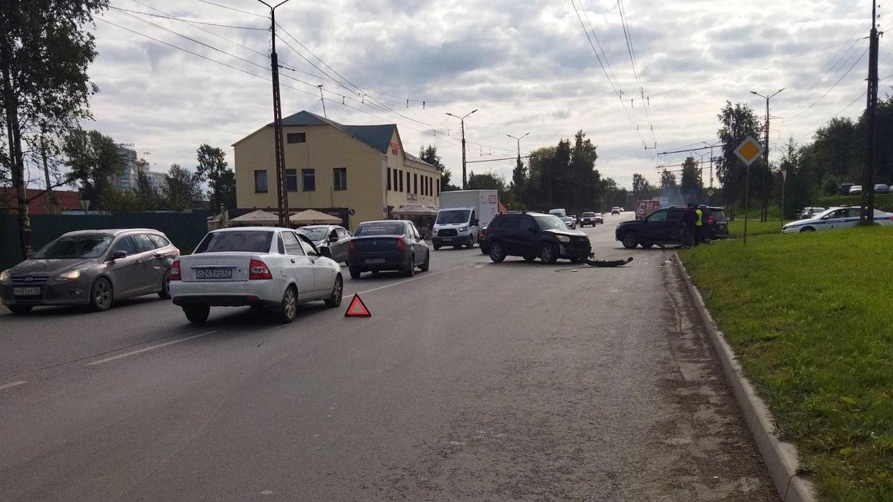 Женщина на иномарке выехала на «встречку» и попала в больницу Петрозаводска