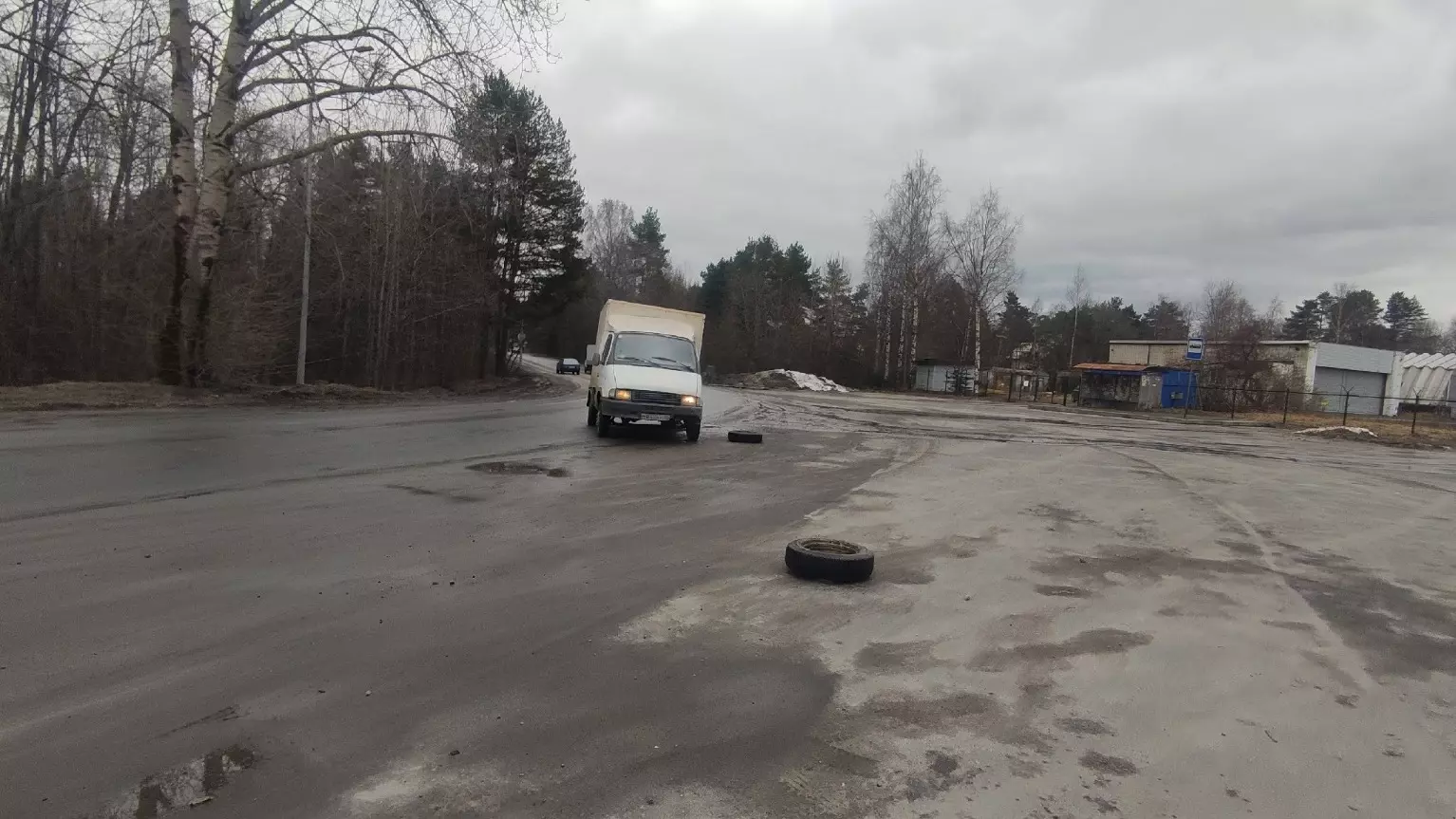 В Петрозаводске грузовик на ходу потерял колесо