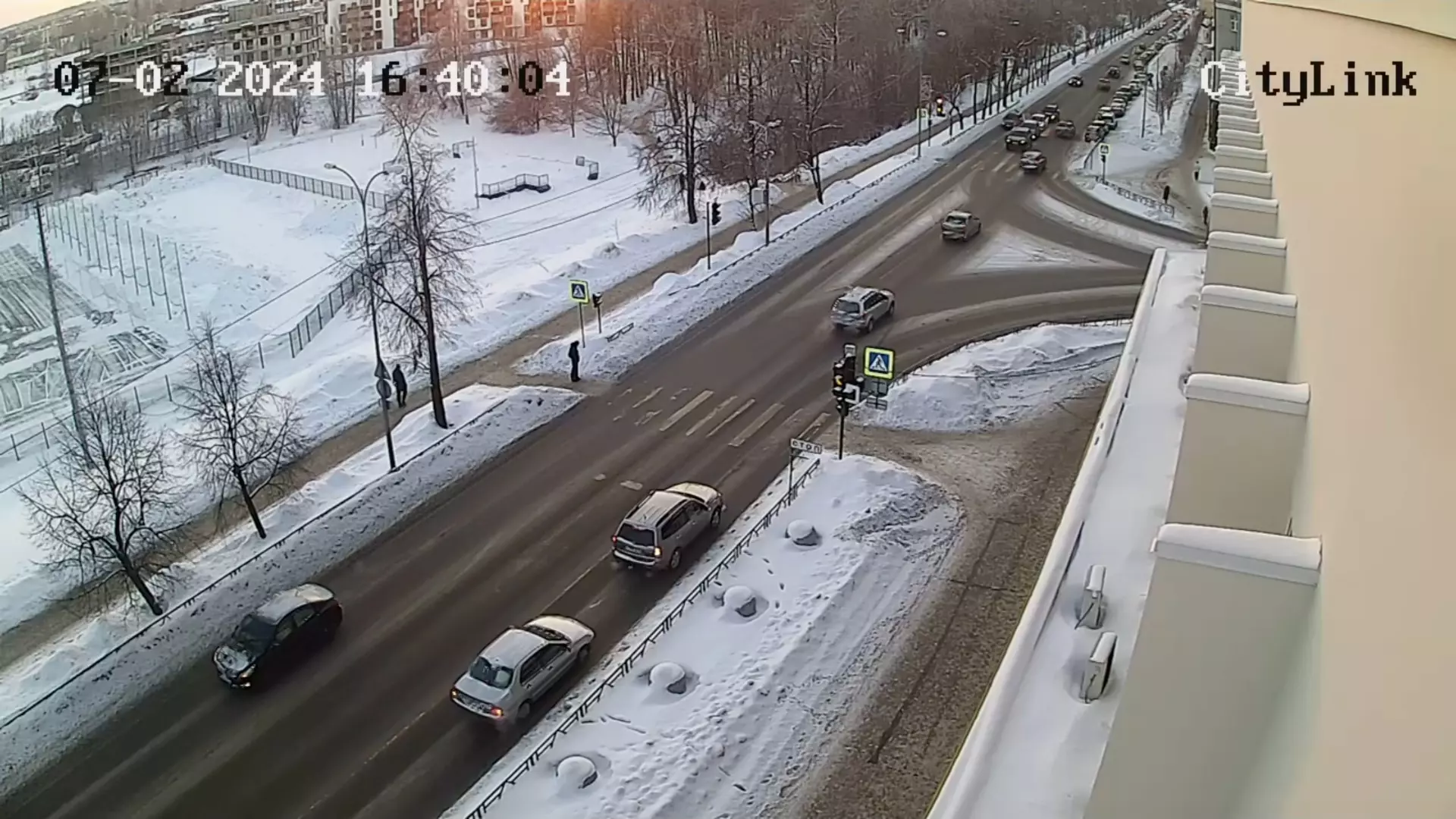 Пешеход вовремя увернулся от летящего авто в Петрозаводске