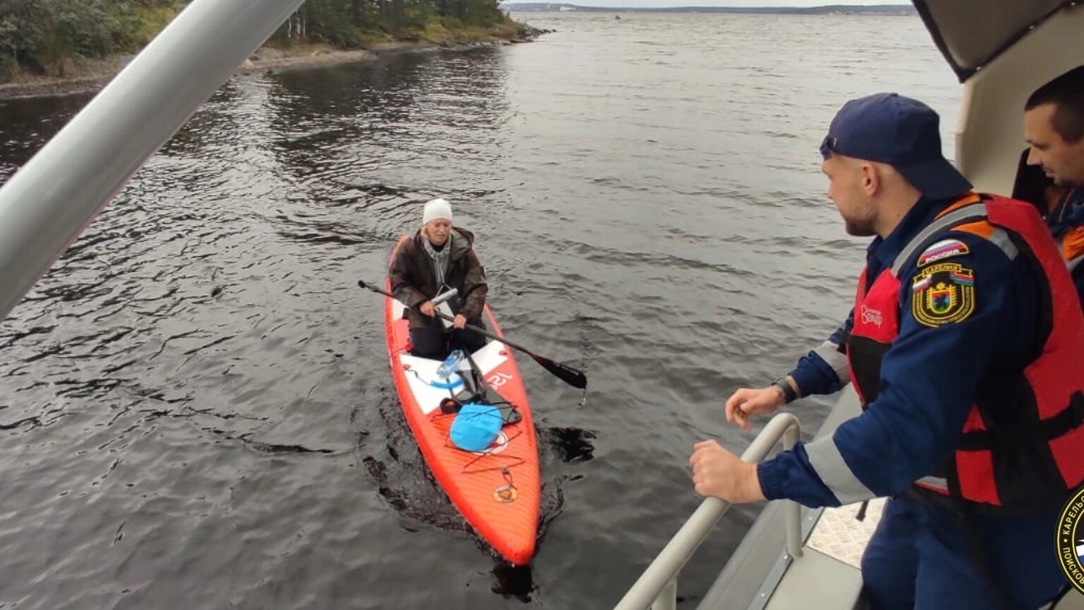 Женщину на сап-доске выловили спасатели из озера в Карелии
