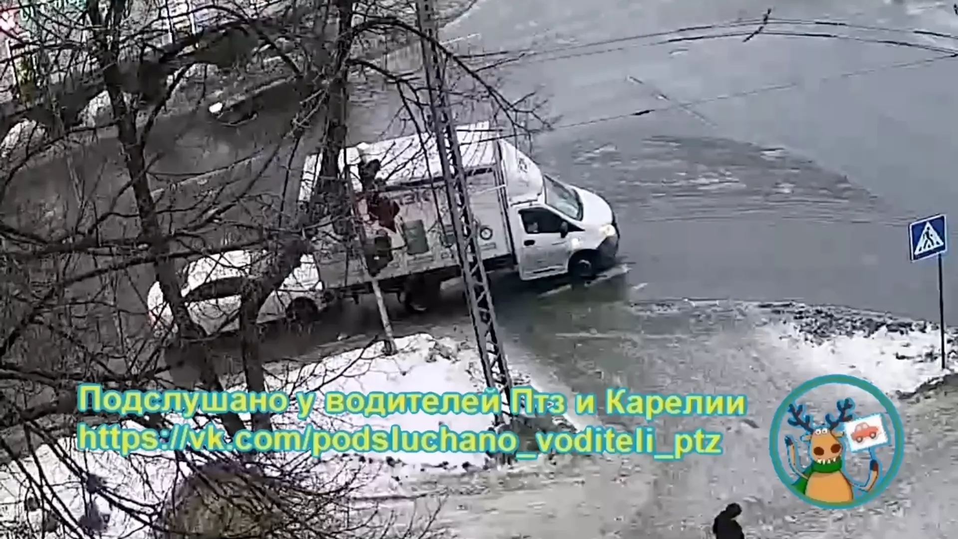 На перекрестке в Петрозаводске грузовик сдал назад и врезался в стоящее авто
