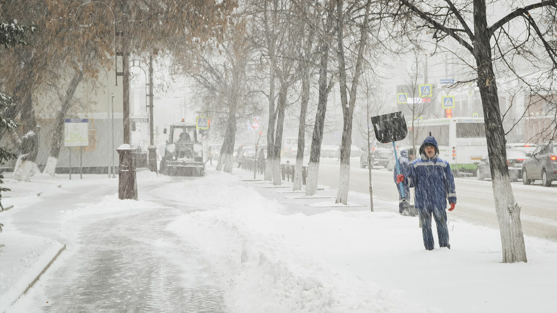 «Ни пройти, ни проехать»: как и кто в Петрозаводске чистит дороги