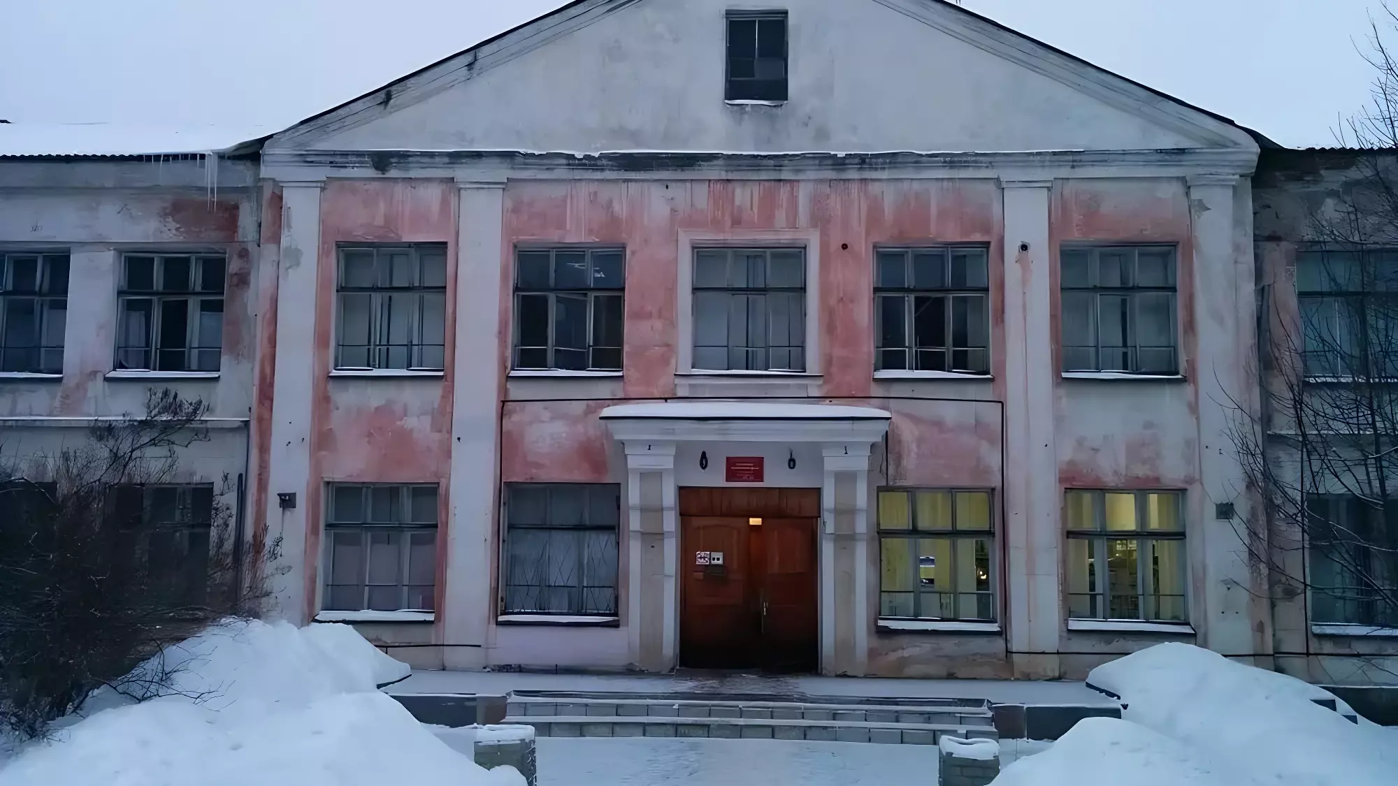 В здании женской консультации Петрозаводска идет дождь