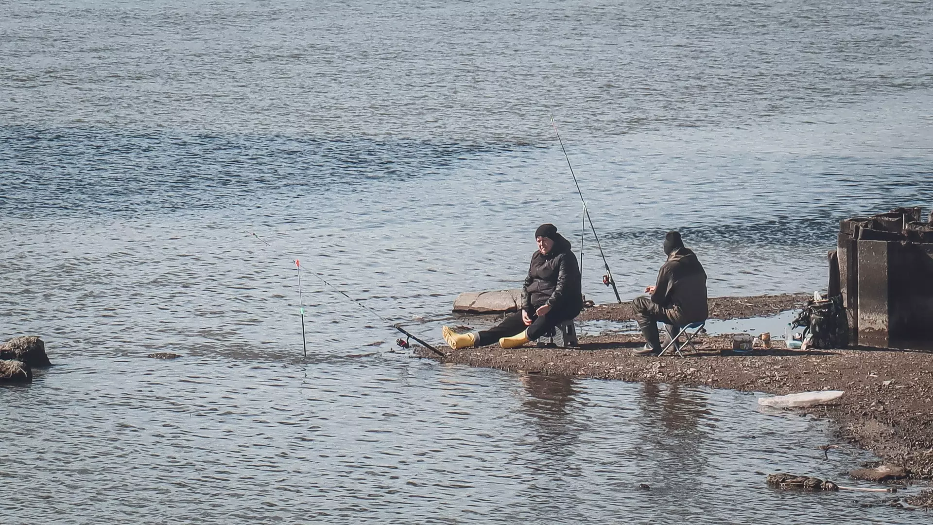 Ловля рыбы в нерест на берегу реки