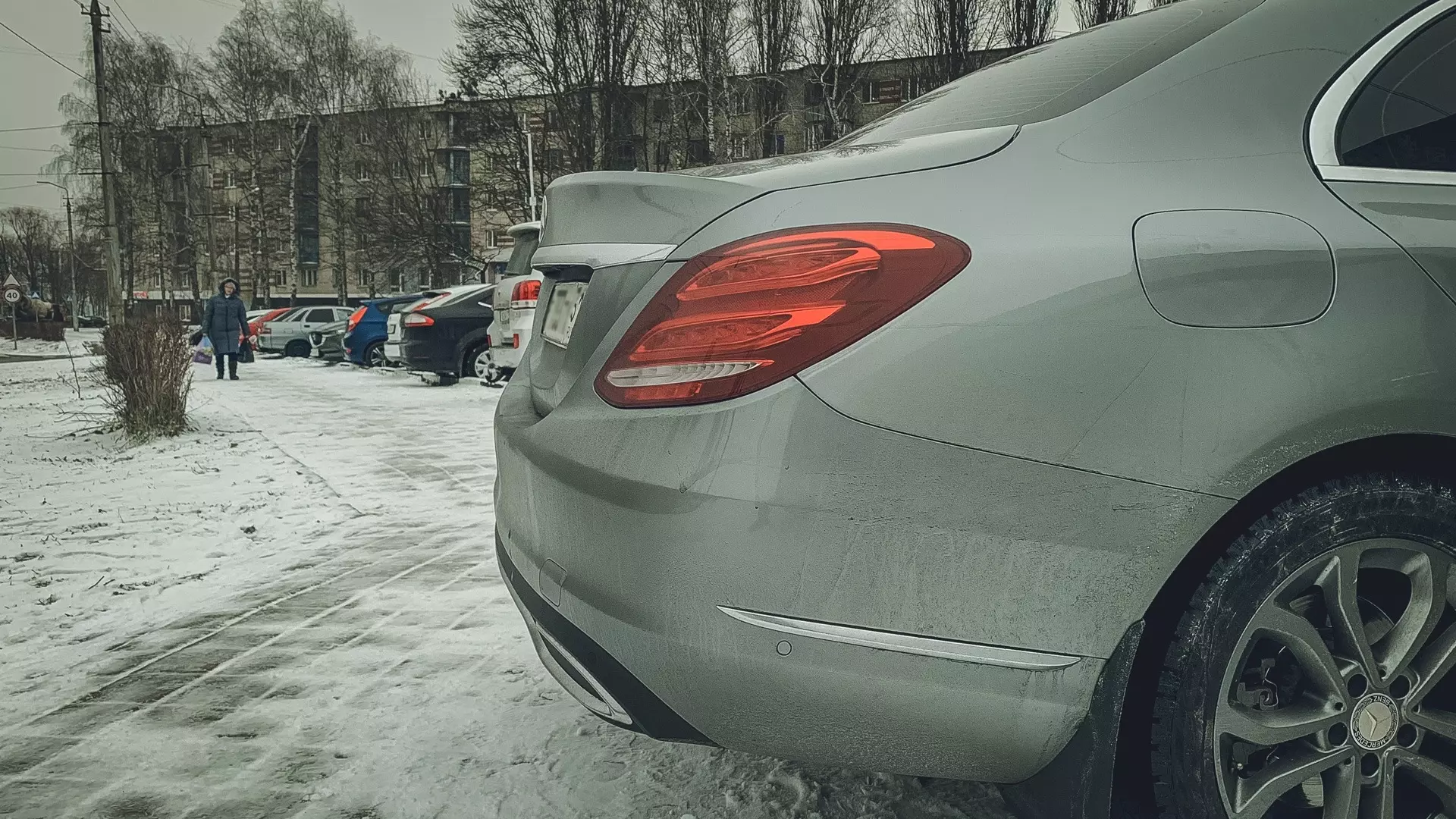 В Петрозаводске водители самовольно установили парковочные барьеры во дворе дома