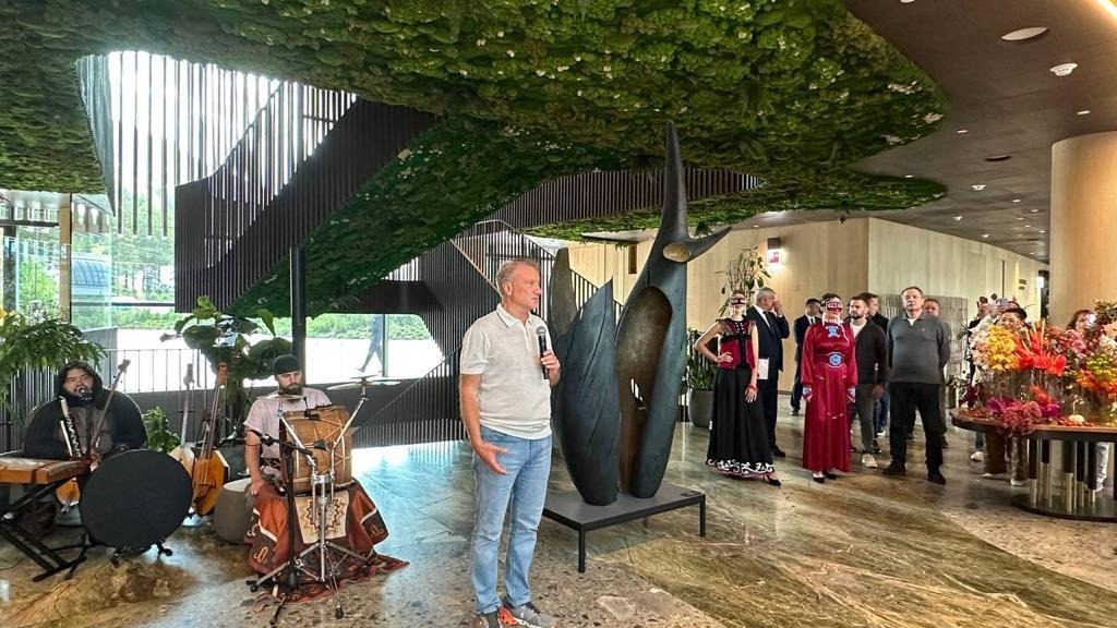 На алтайском курорте Сбера анонсировали открытие выставки скульптора Намдакова