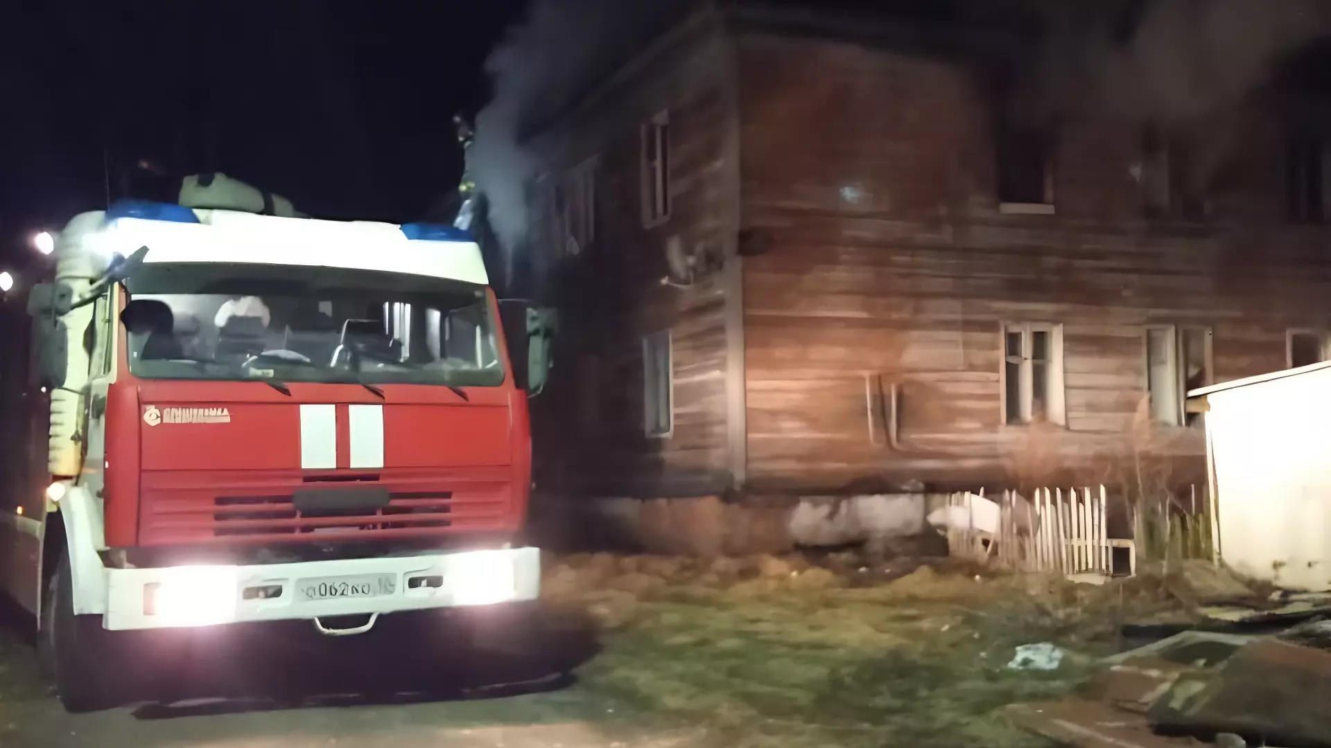Люди могут находиться в горящем расселенном доме в Петрозаводске