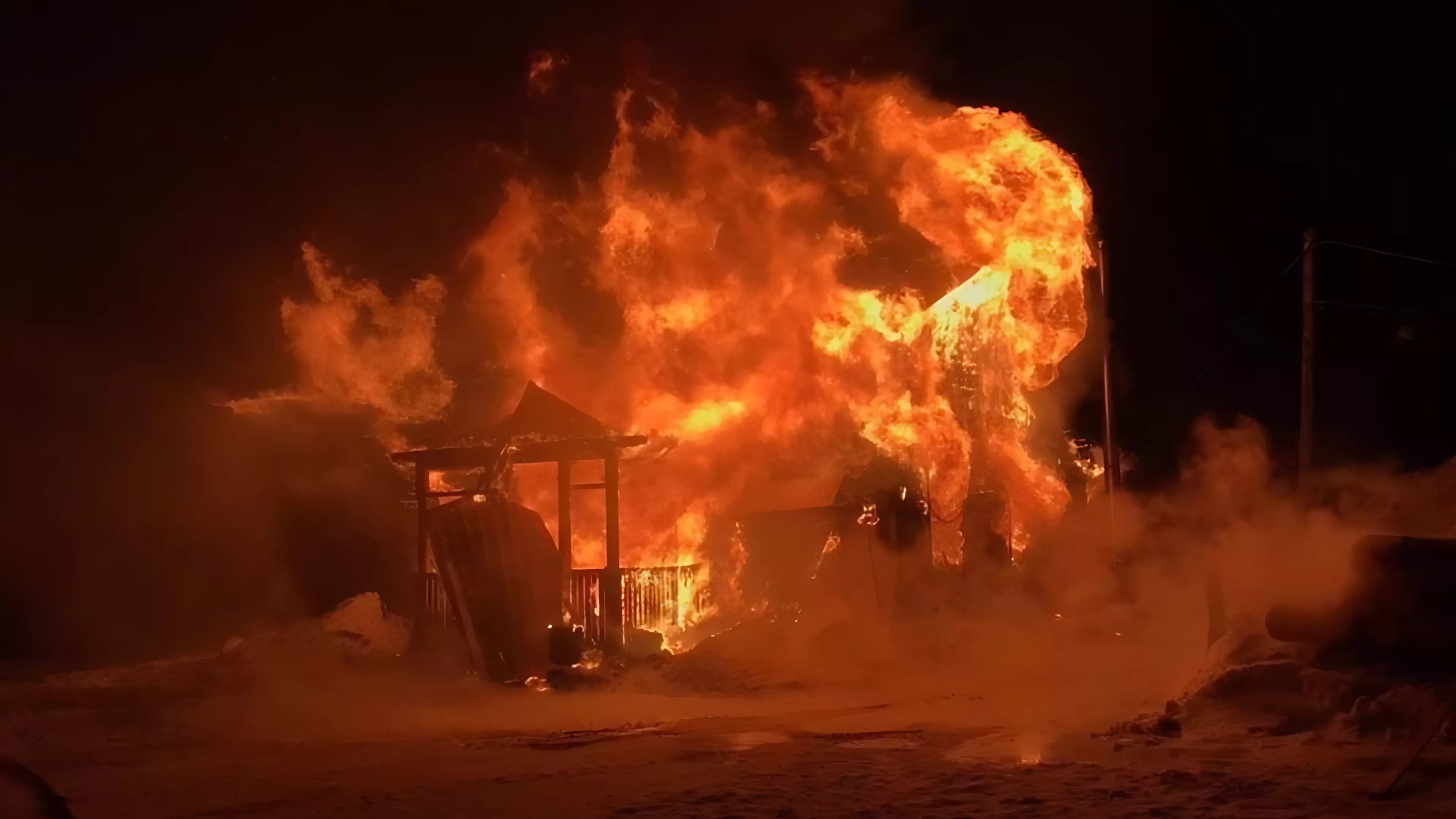Страшный пожар бушевал ночью под Петрозаводском