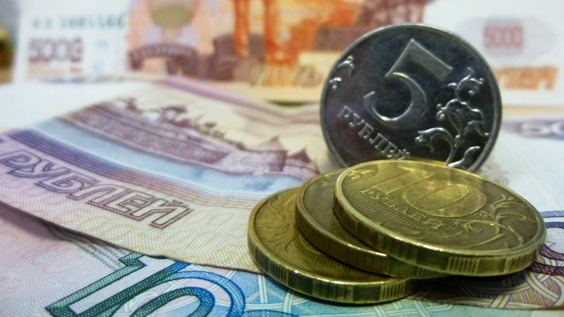 Ежемесячные выплаты некоторым россиянам могут вырасти на 50%