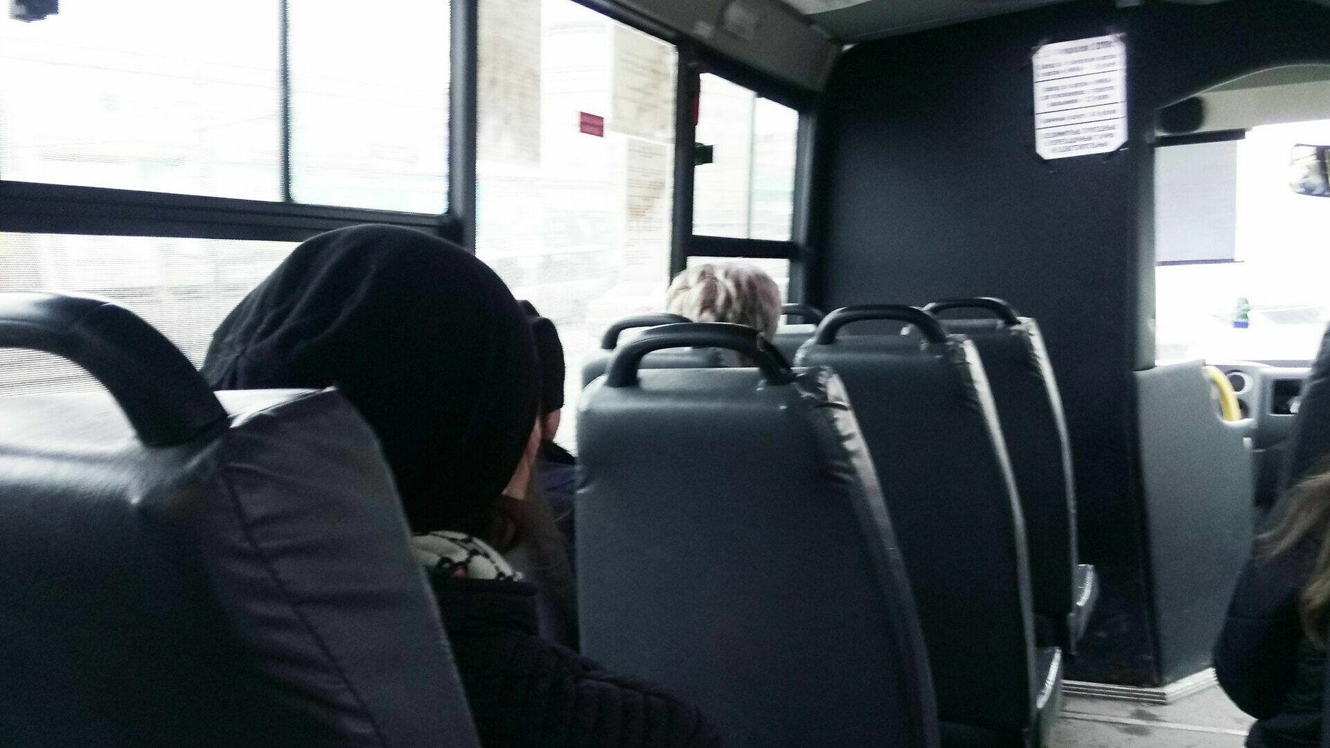 Пассажирам пришлось толкать автобус, застрявший в ледяной луже в Петрозаводске