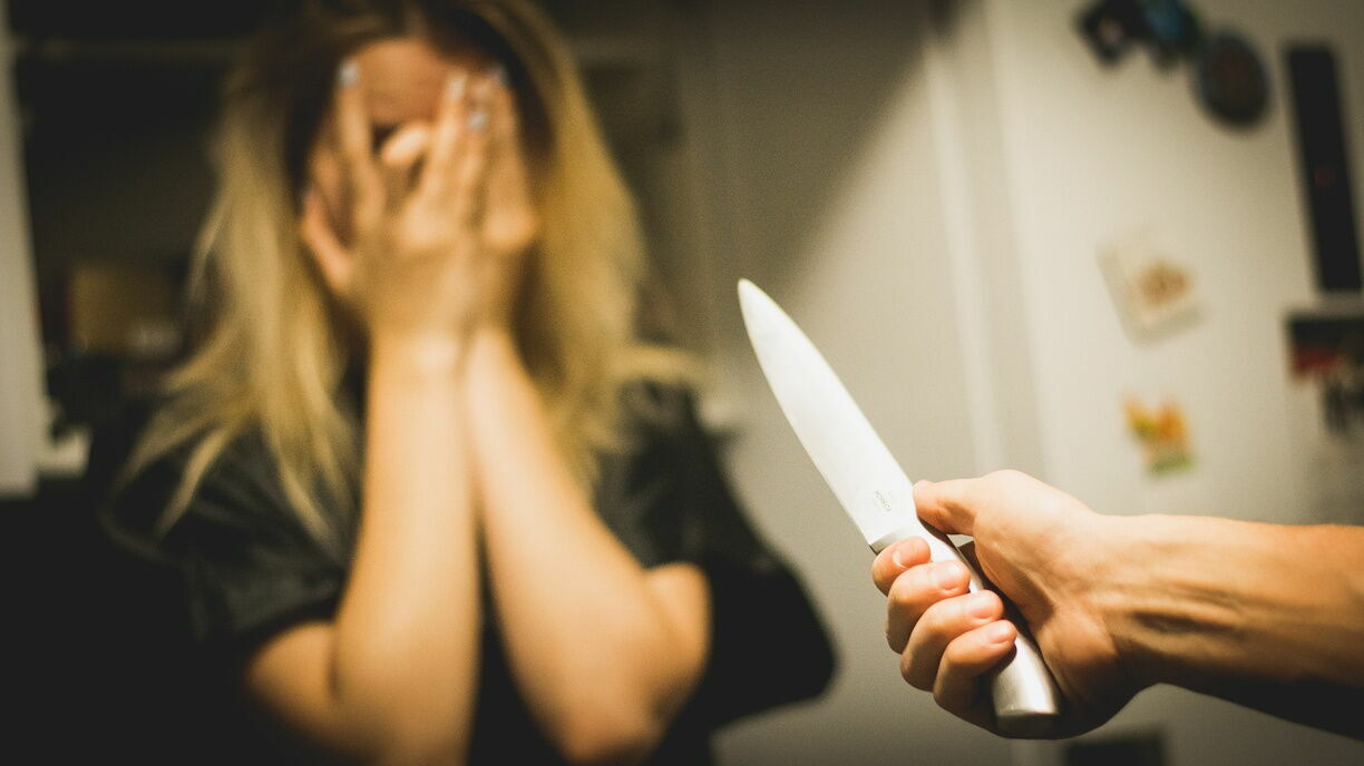 Житель города в Карелии сломал нож при попытке убить знакомую