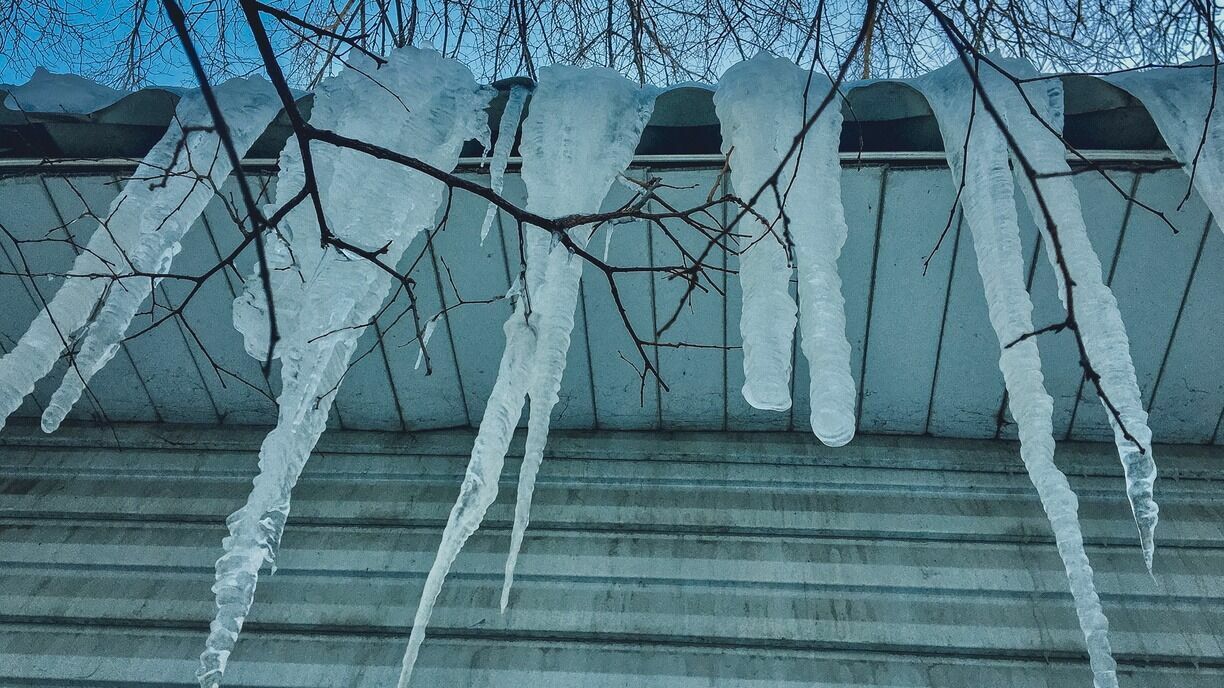  Петрозаводчанку едва не убила ледяная глыба с крыши дома