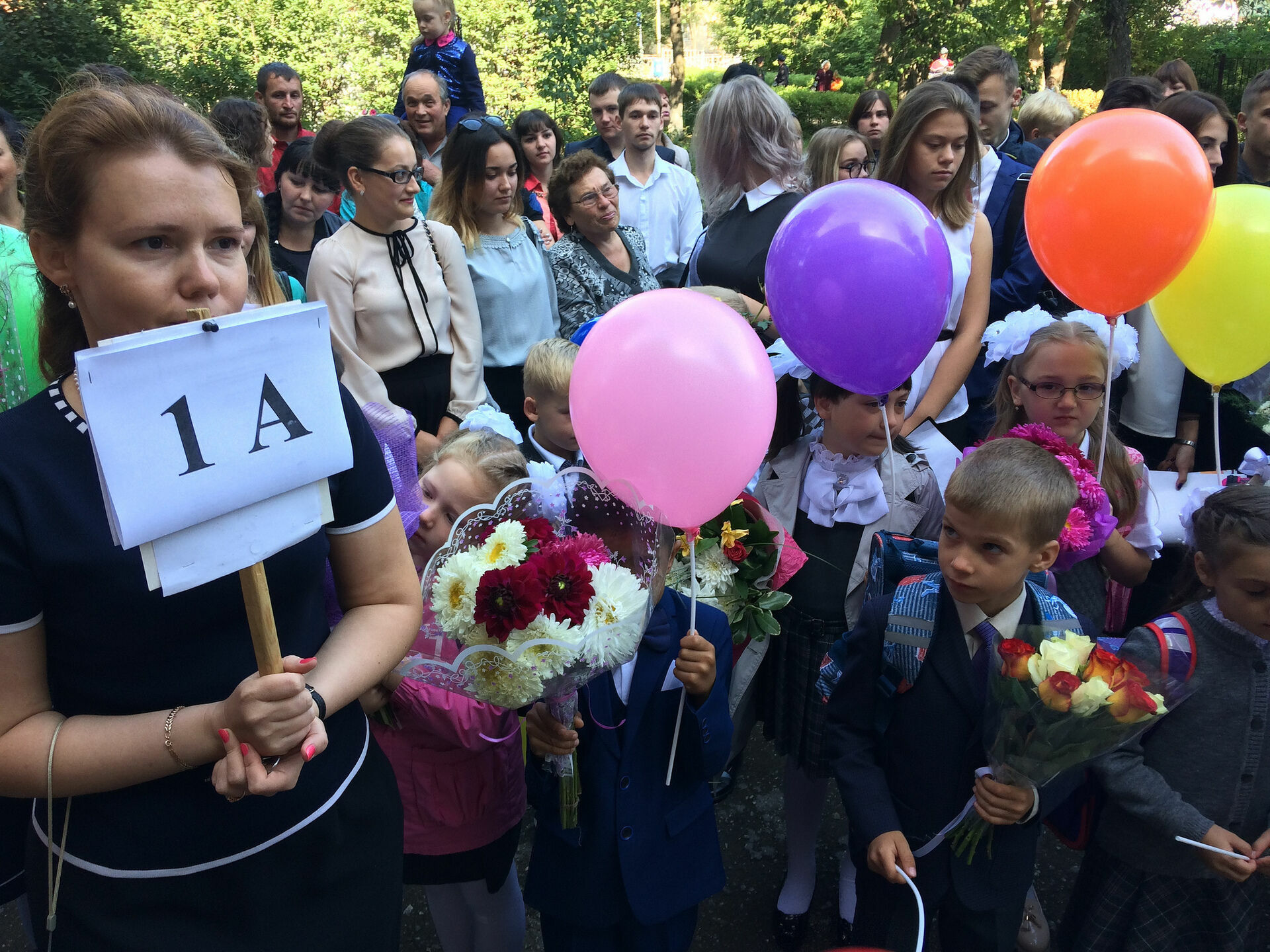 Ничего нового: родители первоклассников вновь дежурят у школ Петрозаводска