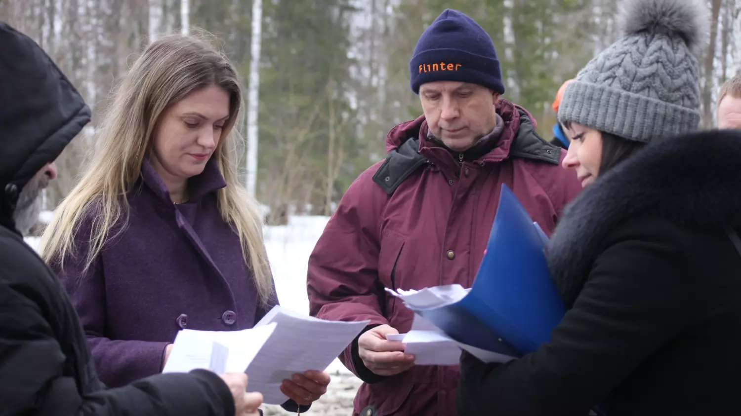Местные жители консультируются со специалистом «Газпрома»