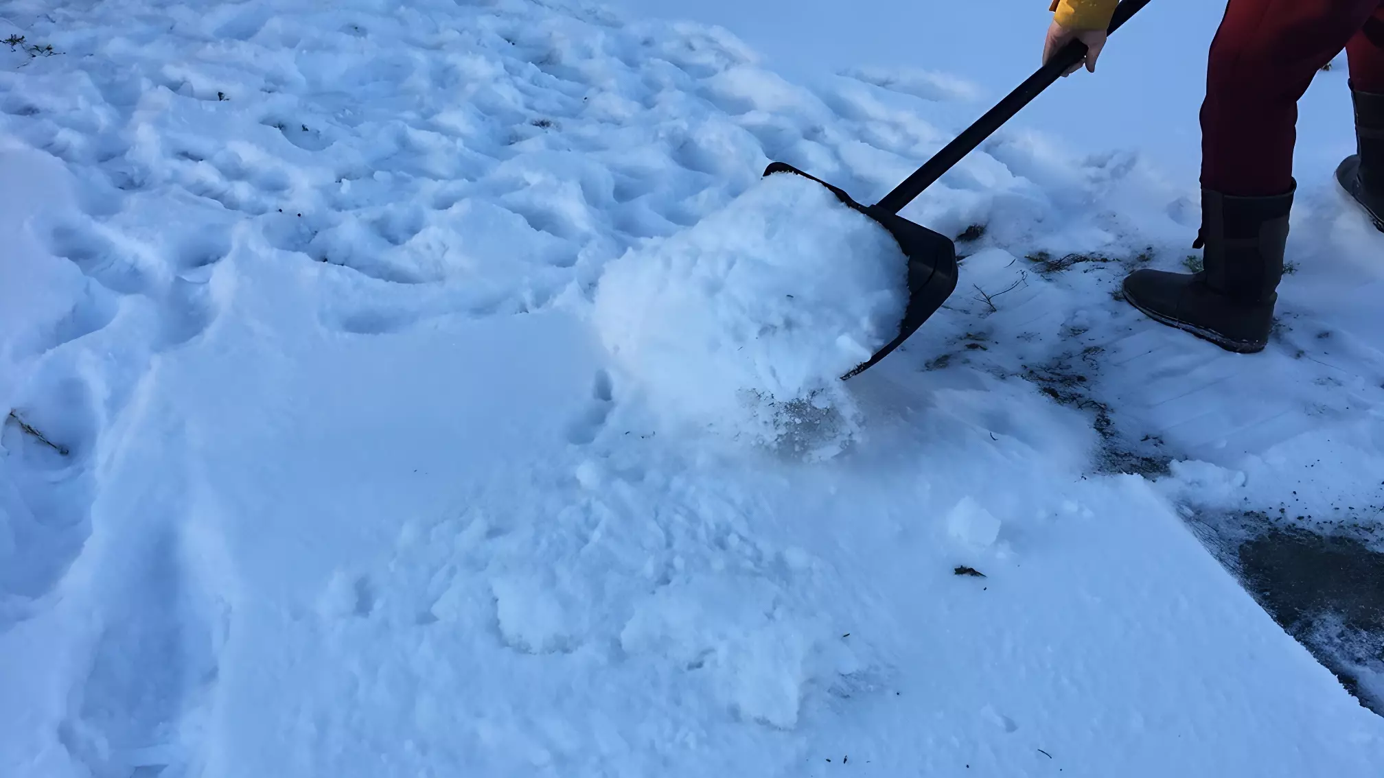 Пятница в Карелии: страшная находка при уборке снега и ДТП на трассе
