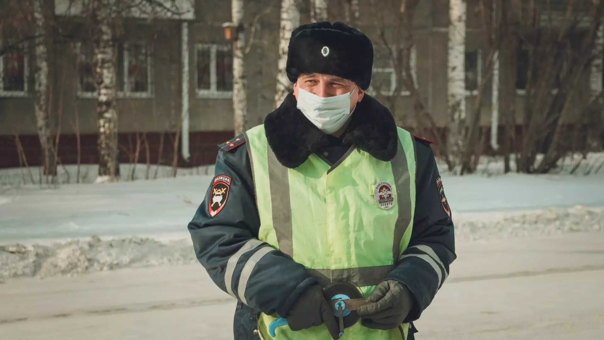 В Петрозаводске полицейские помогли водителю со спущенным колесом