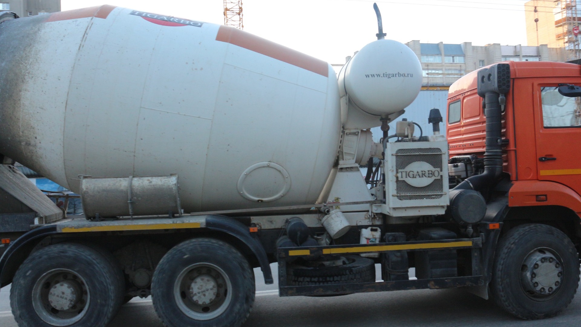 В Петрозаводске грузовик поливал дорогу бетонным раствором