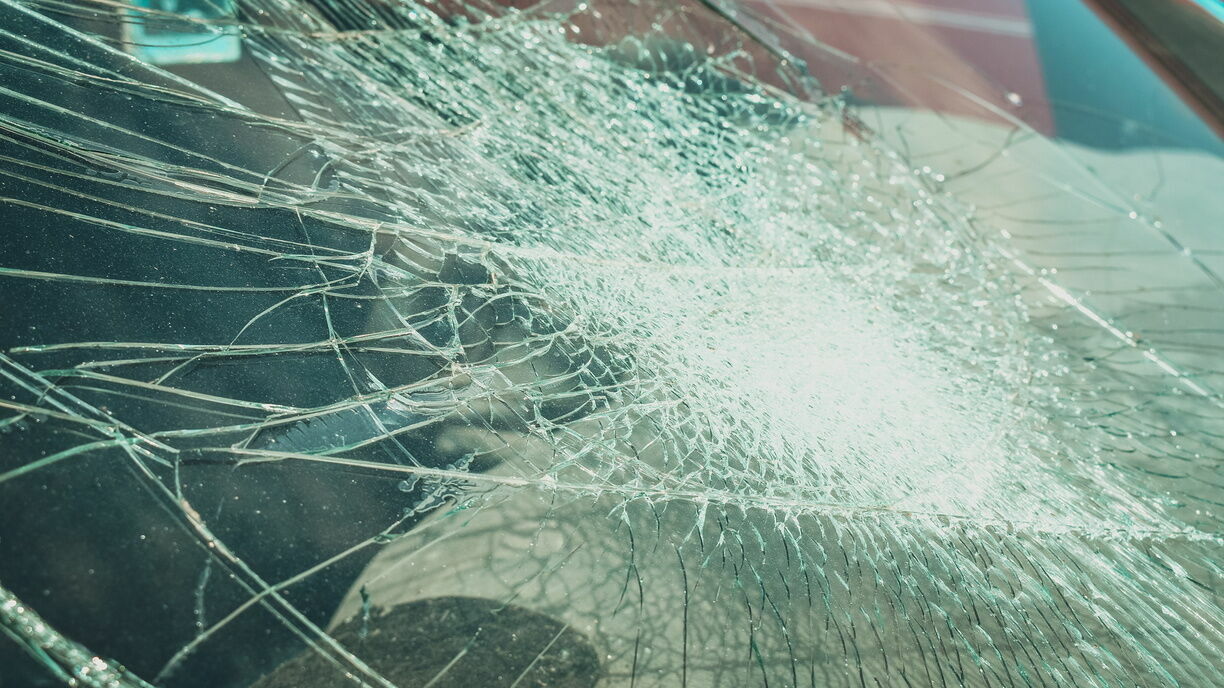 Неадекватный пассажир разбил стекло в такси в Петрозаводске