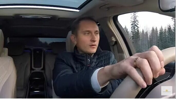 Известный блогер-таксист прокатил на Майбахе жителей Петрозаводска