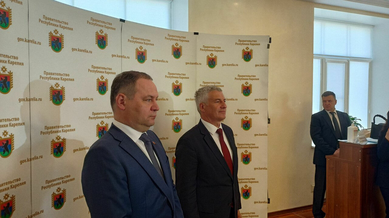 (справа налево) Премьер-министр Республики Беларусь Роман Головченко и Глава Республики Карелия Артур Парфенчиков. Пресс-подход.