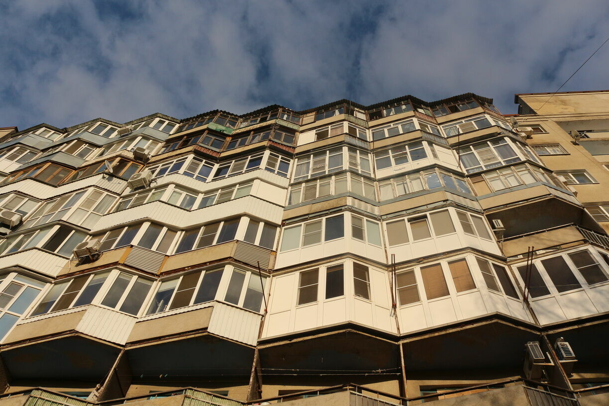 Жителям России напомнили о штрафах за остекленные балконы