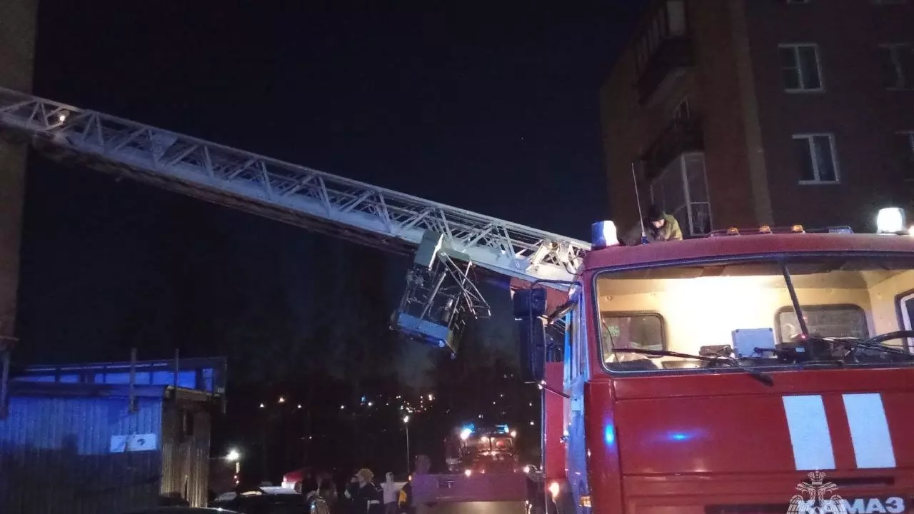 Появились подробности пожара в многоэтажке в Петрозаводске: из дома спасли 25 человек